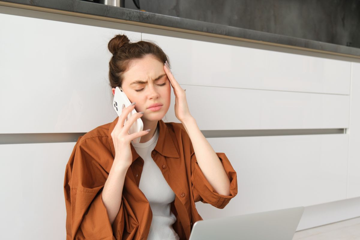 Stress, Kopfschmerzen, Handy: Digitale Belastung steigert nächtliches Zähneknirschen. (© Freepik / benzoix)