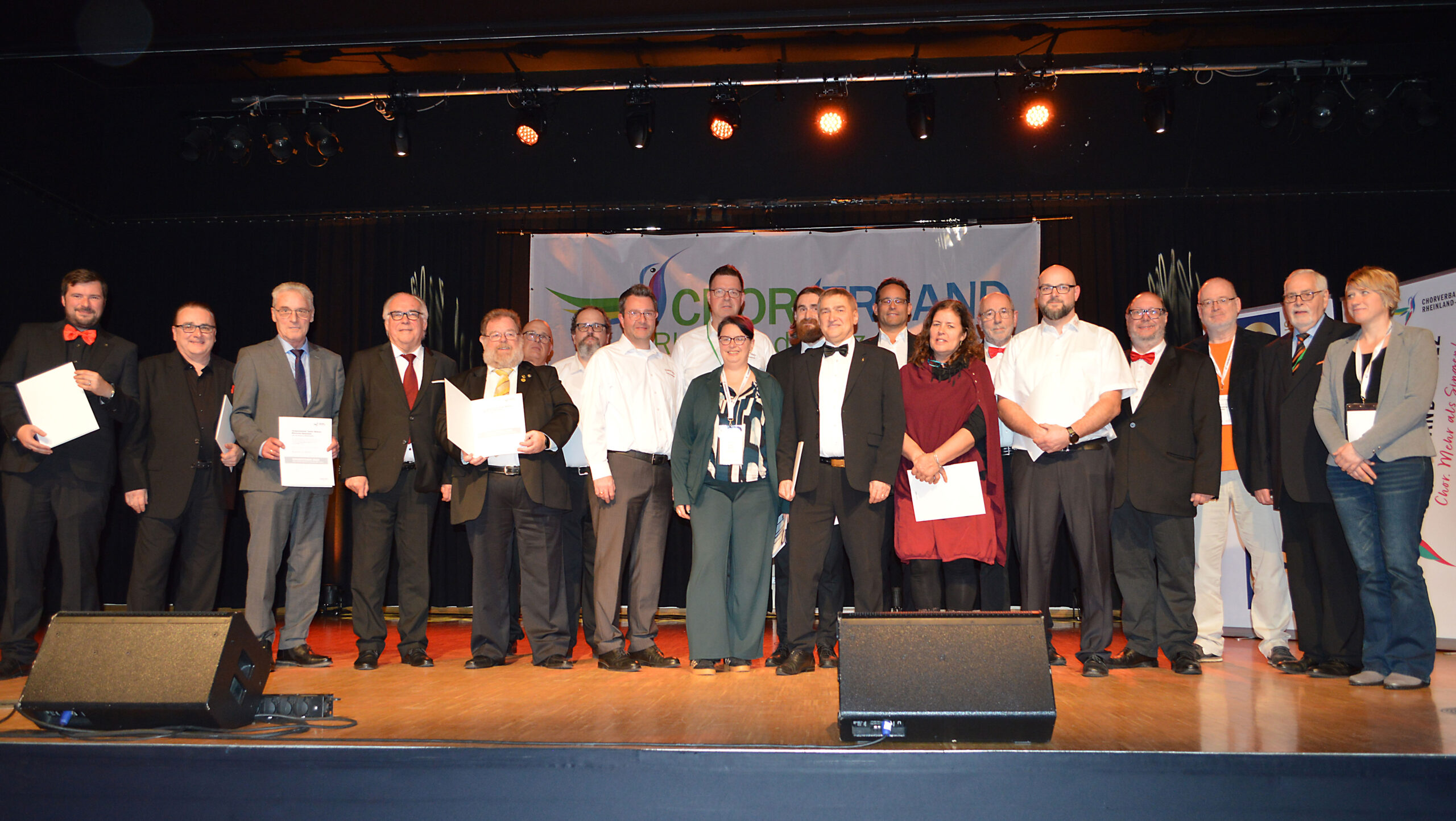 Ausgezeichnete Chöre mit Jury und Präsidiumsmitgliedern des Chorverbands Rheinland-Pfalz. (Bildquelle: Shiva Mangold / CV RLP)