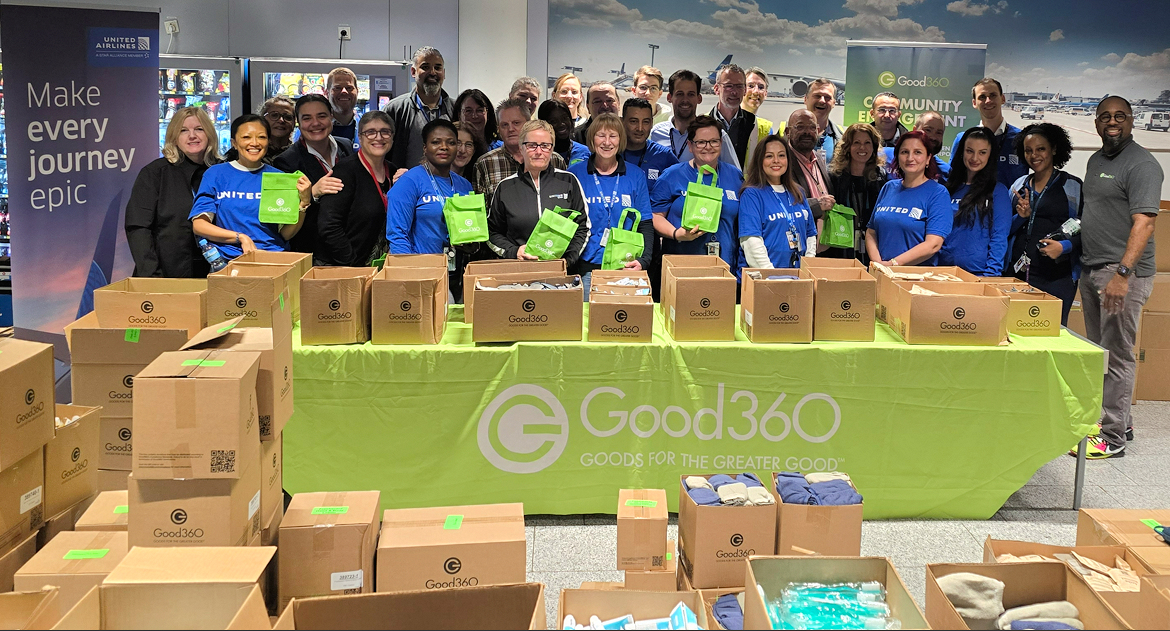 Das Frankfurter Team von United Airlines packt Taschen für einen guten Zweck. (Die Bildrechte liegen bei dem Verfasser der Mitteilung.)