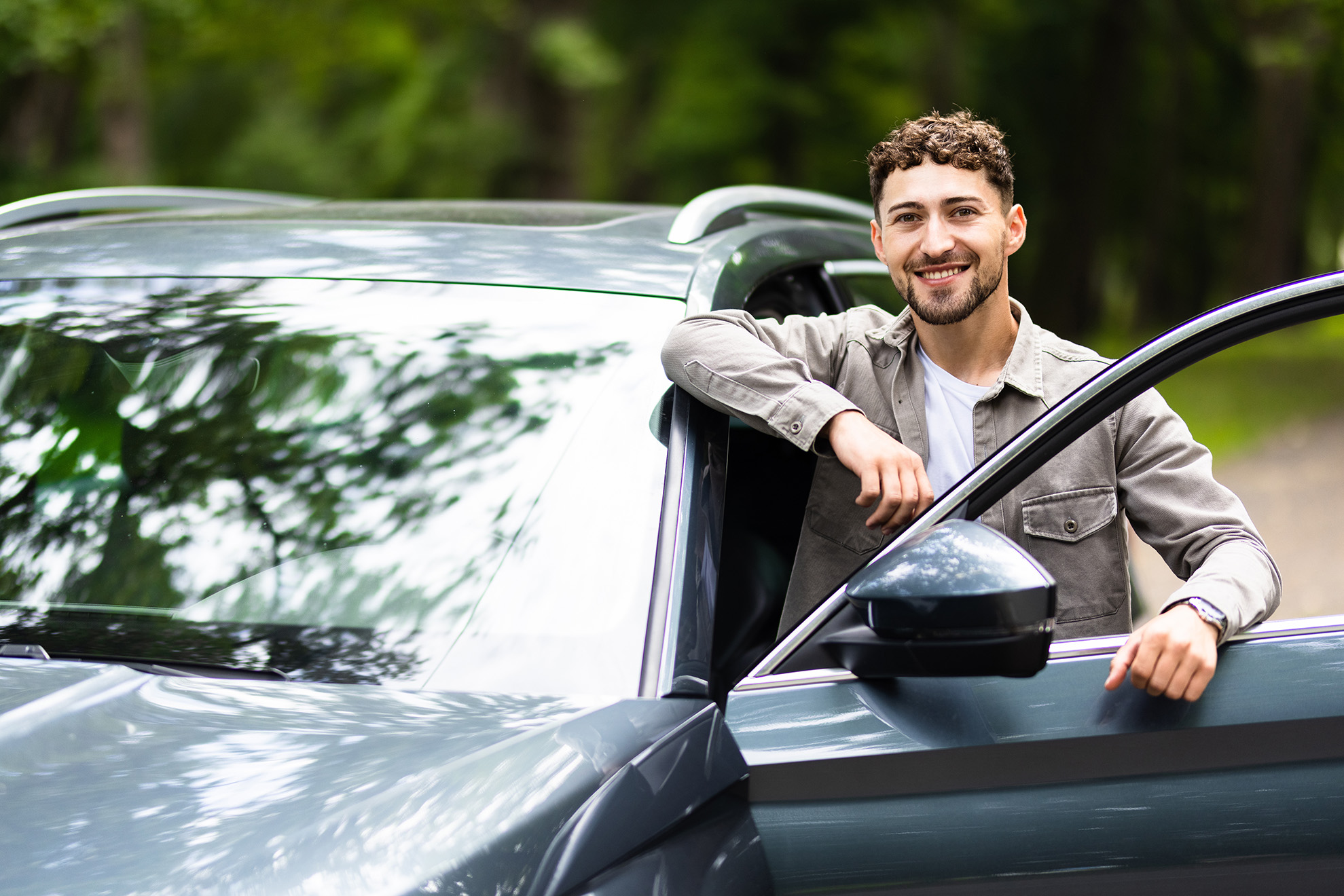Autofahrer wechselt KFZ-Versicherung (Symbolbild) - Bild: Adobe Stock
