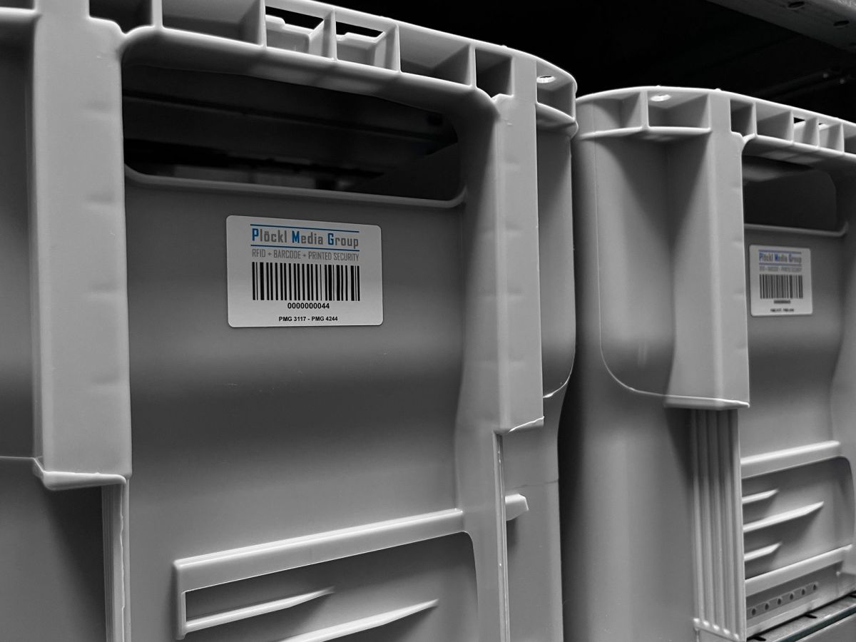 Das PMG OnMould Barcode-Labels auf Mehrwegbehälter im Lager. (© )