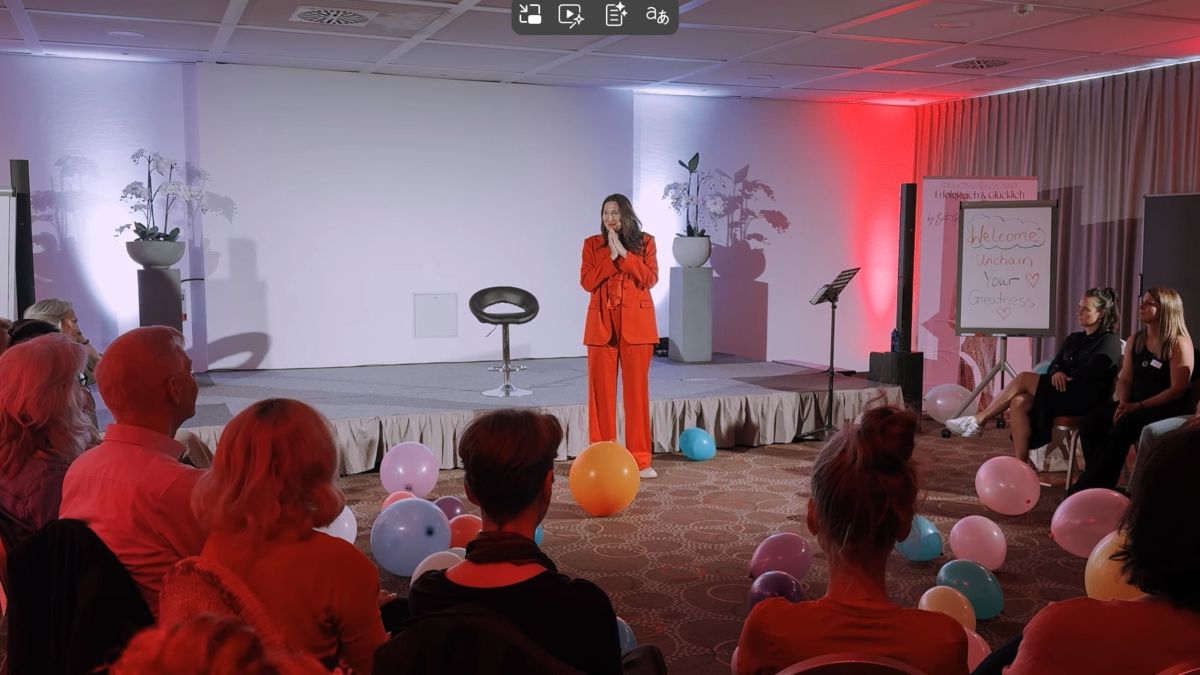 Beate Glöser beim Live-Seminar Unchain your Greatness (© Beate Glöser)