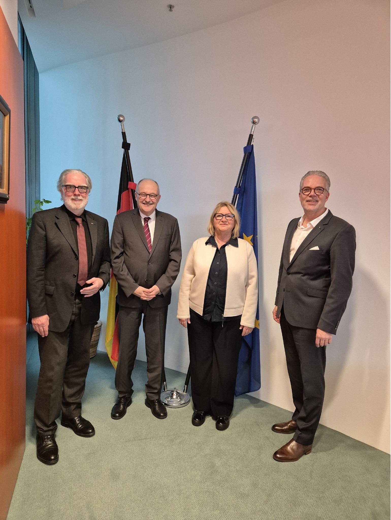 Foto (v.l.n.r.): W. Grunau (ZBI), Staatsminister Dr. M. Meister, Ute Zeller (ZBI), Christoph Schild (BDB), BU: Bundeskanzleramt