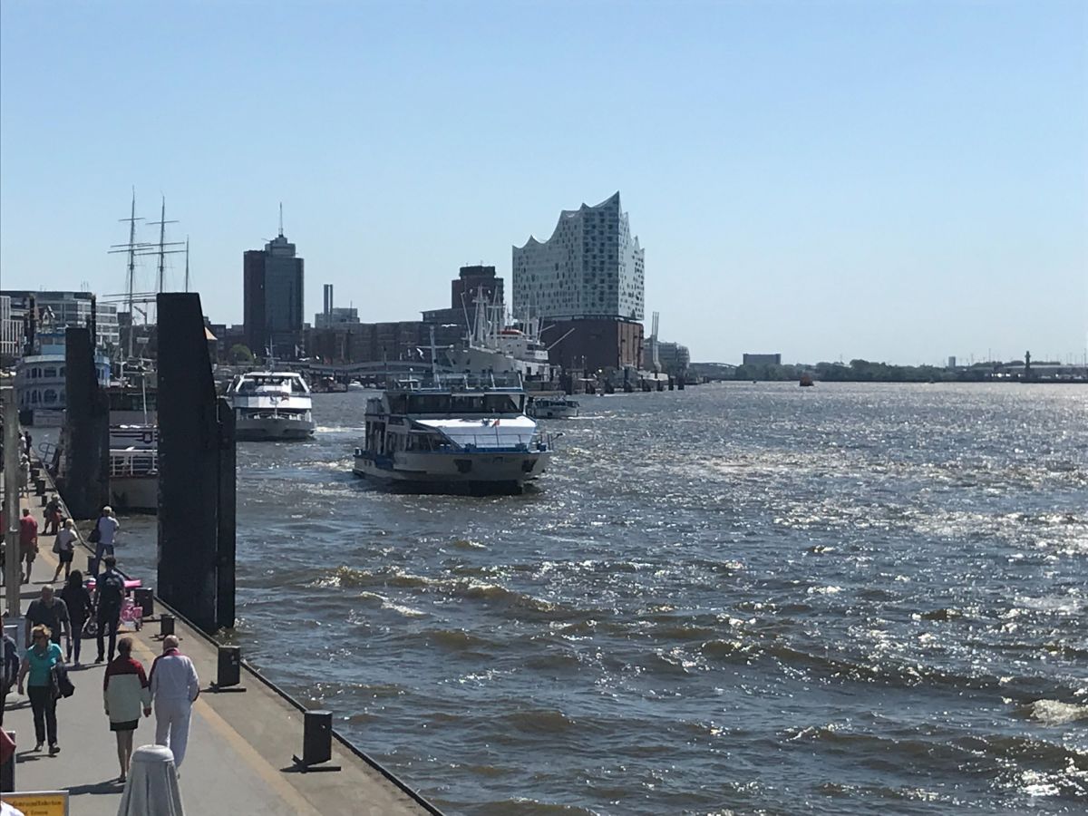 Hamburg wird immer mit Hafen und Wasser in Verbindung gebracht - und natürlich mit der Elphi.   (© Innofact)