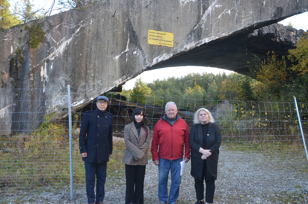 Beeindruckt von der Mühldorfer KZ-Gedenkstätte (Bildquelle: Foto: Josef König @pressekoenig)