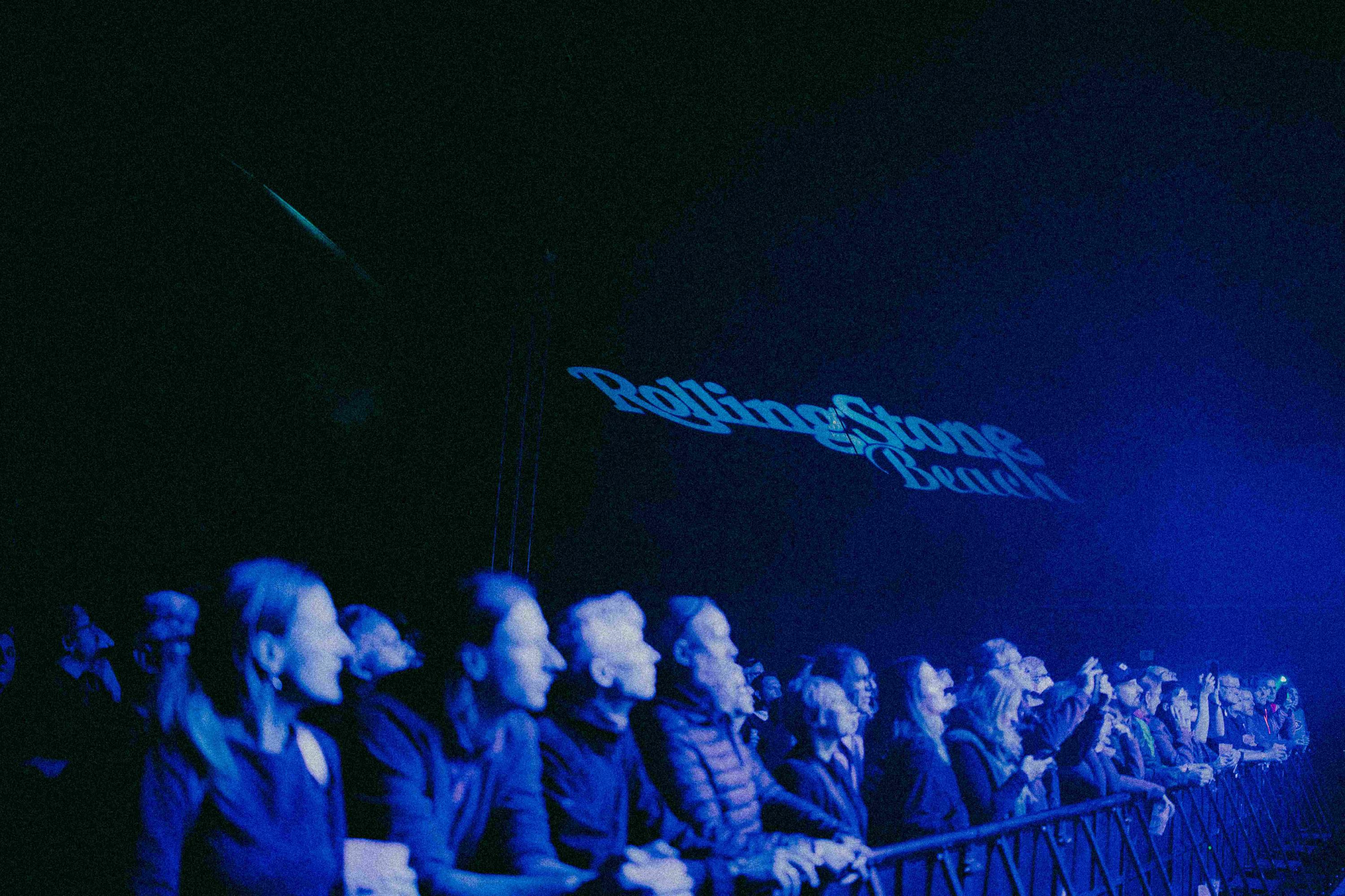 Rolling Stone Beach, Cursive, (Bildquelle: Christoph Eisenmenger, Nutzungsdauer unbegrenzt)