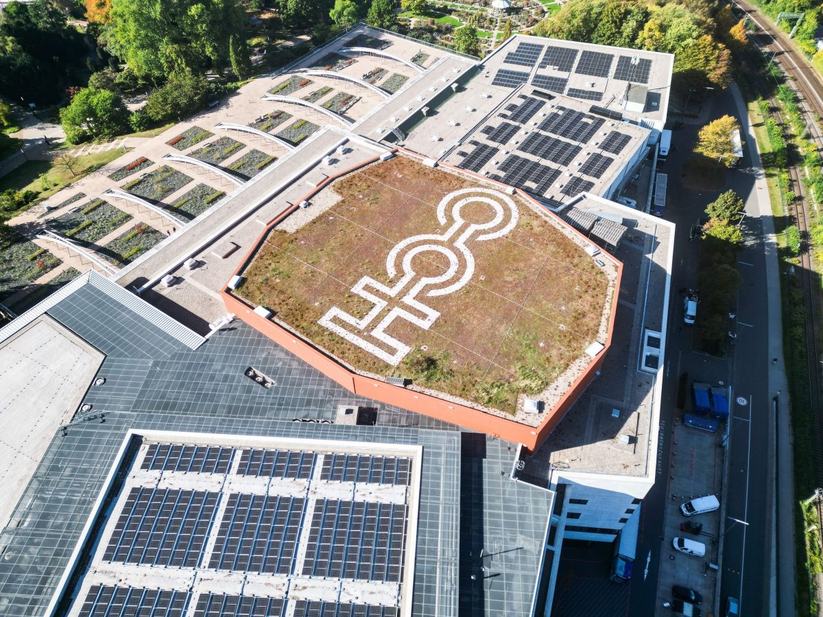 Die fast 400 kWp starke Anlage auf dem Dach des CCH aus der Luft.                 Fotograf: Drohne,  (© Kein Copyright )