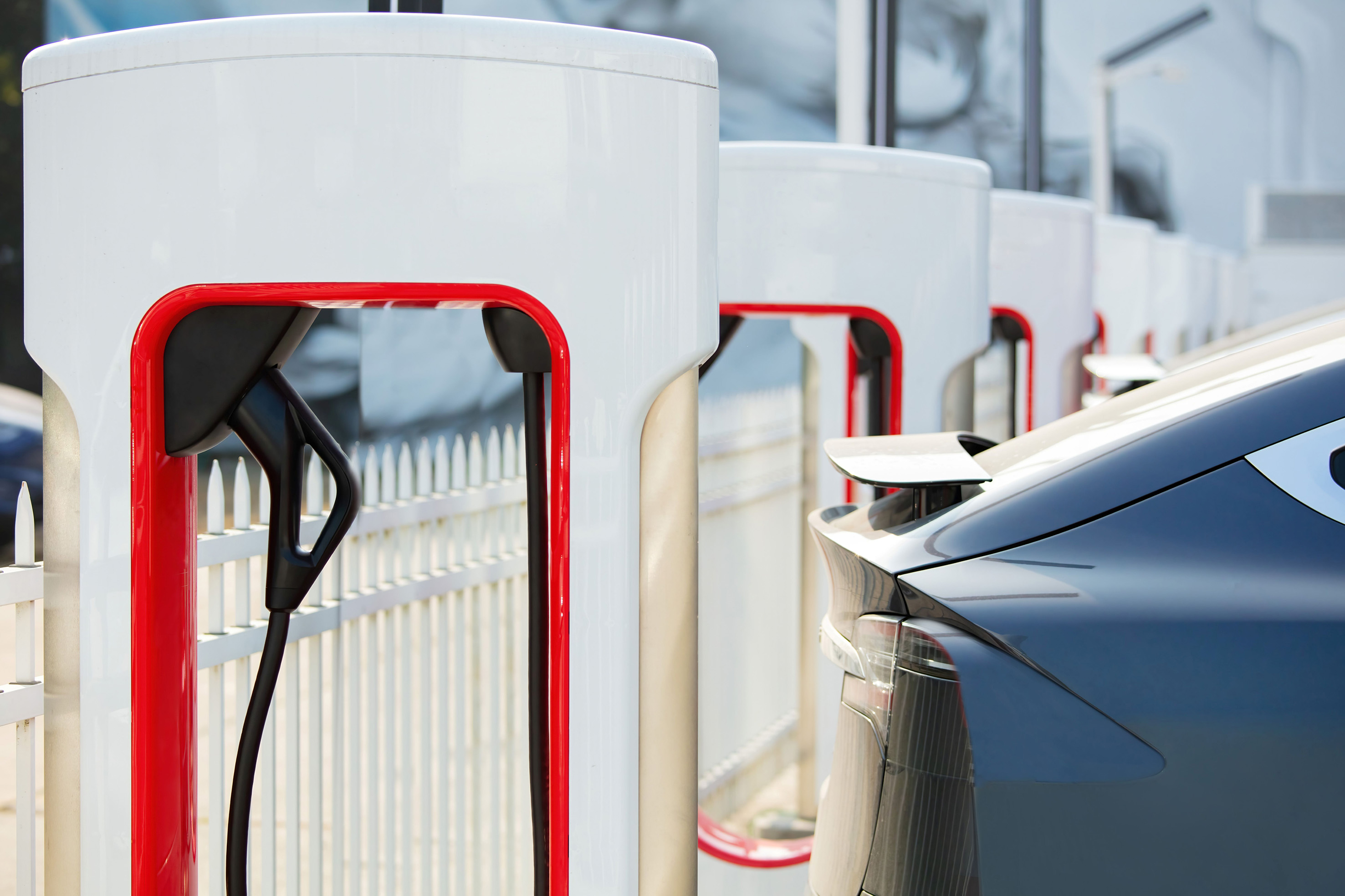 UTA eCharge®Kunden können jetzt an Tesla Supercharger Stationen laden. (Bildquelle: shisheng ling - GettyImages)