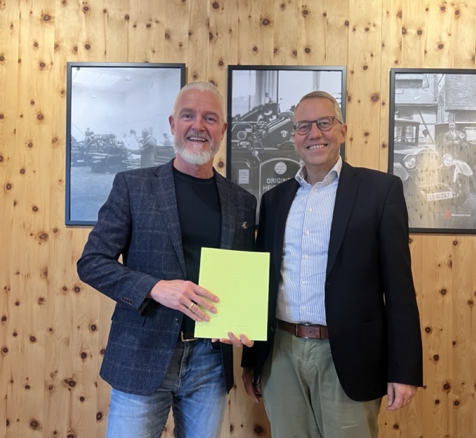 Hendrik Sebastian Basse und Karsten Klepper mit der neuen Printausgabe des LIFESTYLE Magazin (Die Bildrechte liegen bei dem Verfasser der Mitteilung.)