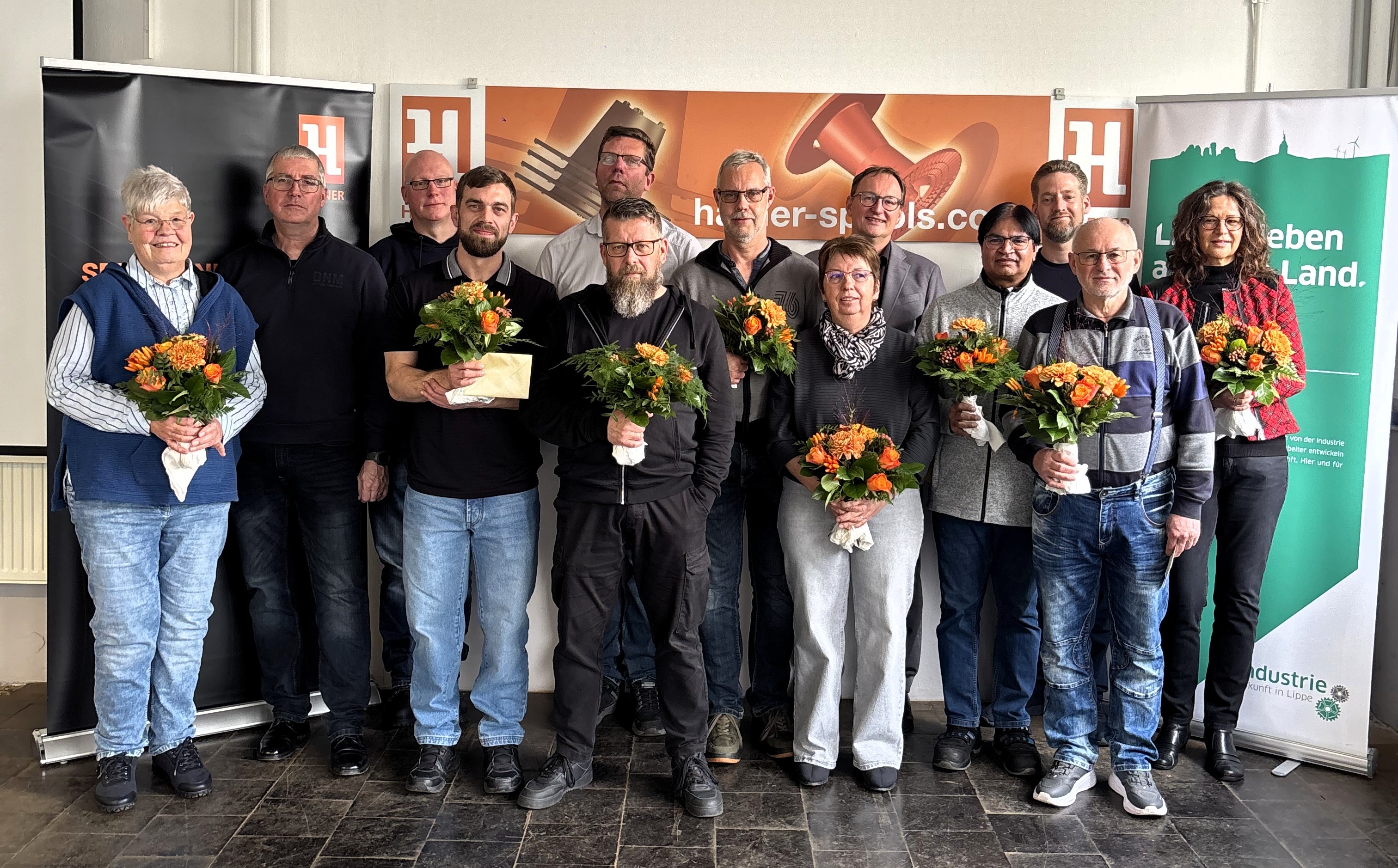 Die Jubilare zusammen mit Jan Häfner (5.v.r.) und Betriebsrat M. Brakhane (2.v.l.), 5 Pers. fehlen