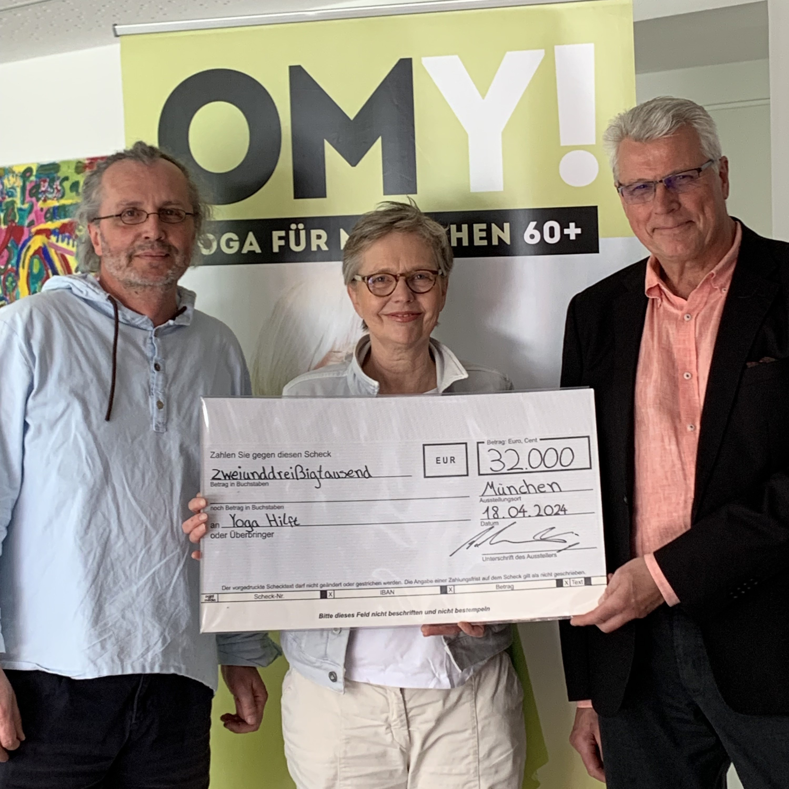 OMY!Yoga-Mitglieder nehmen Spende der BRE-Stiftung entgegen. (Bildquelle: @BRE)