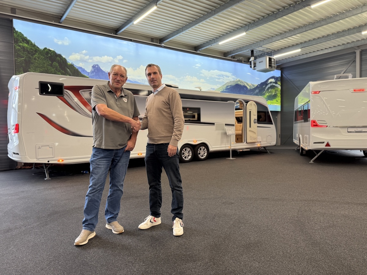 AndrèBalatoni, De Greeff (li.) und Marco Heß, FML (r.) besiegeln die neue Kooperation. (Bildquelle: De Greeff)