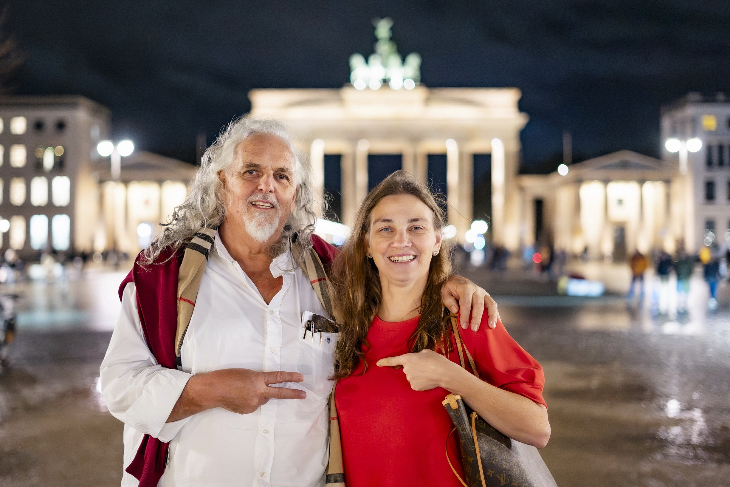 Dr. med. Ivonne Mackert& Ernst Crameri vor dem Brandenburger Tor (Die Bildrechte liegen bei dem Verfasser der Mitteilung.)