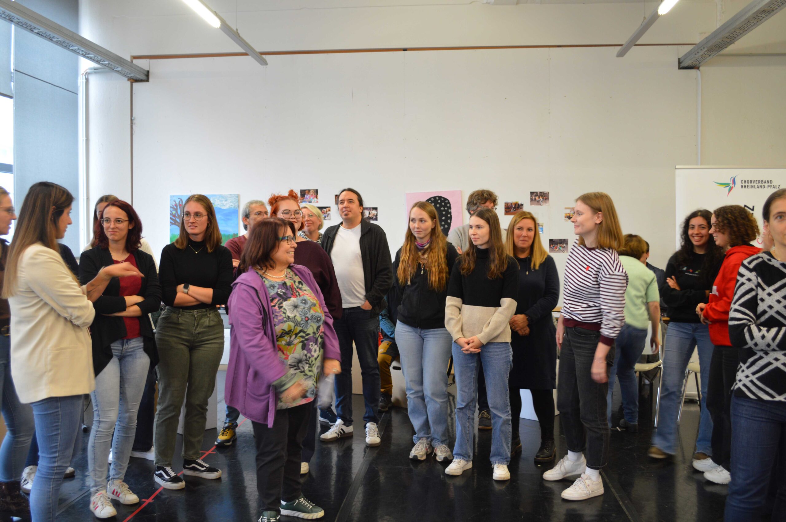 Projektleiterin Angelika Rübel–im Vordergrund–begrüßt die Teilnehmenden zum Kick-off. (Bildquelle: Shiva Mangold / CV RLP)