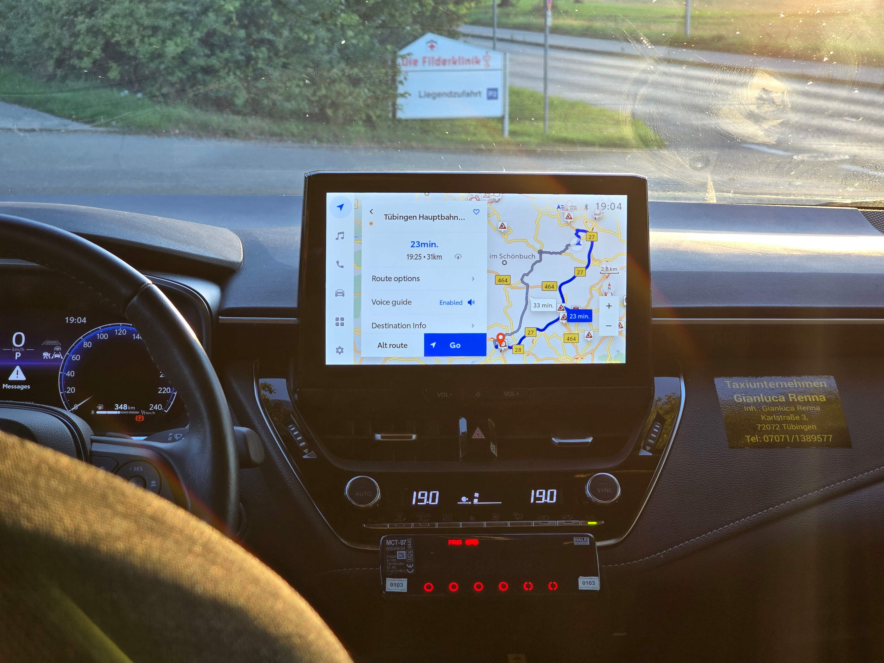 Digitale Einsatzansicht eines Renna-Taxi-Fahrzeugs mit Navigations- und Tourenplanung. (Die Bildrechte liegen bei dem Verfasser der Mitteilung.)
