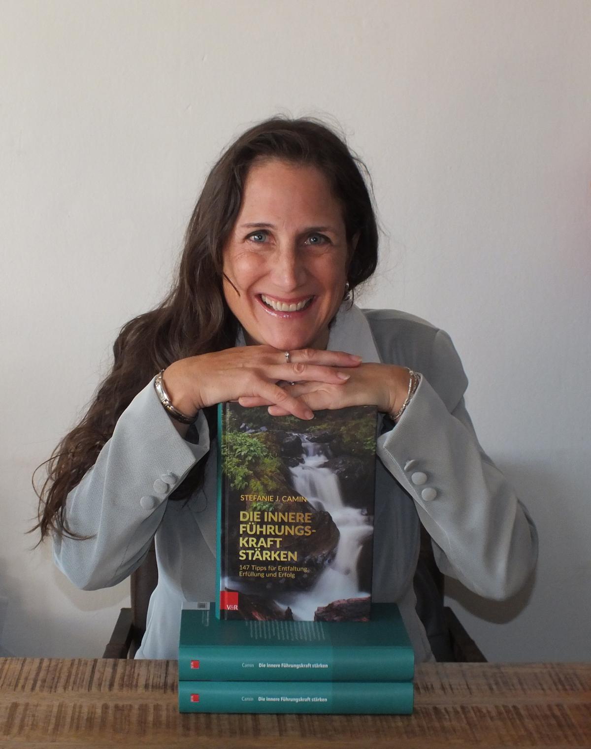 Stefanie J. Camin, Expertin für wertschätzende und wertschöpfende Führung, ist nun Ratgeberautorin. (Die Bildrechte liegen bei dem Verfasser der Mitteilung.)