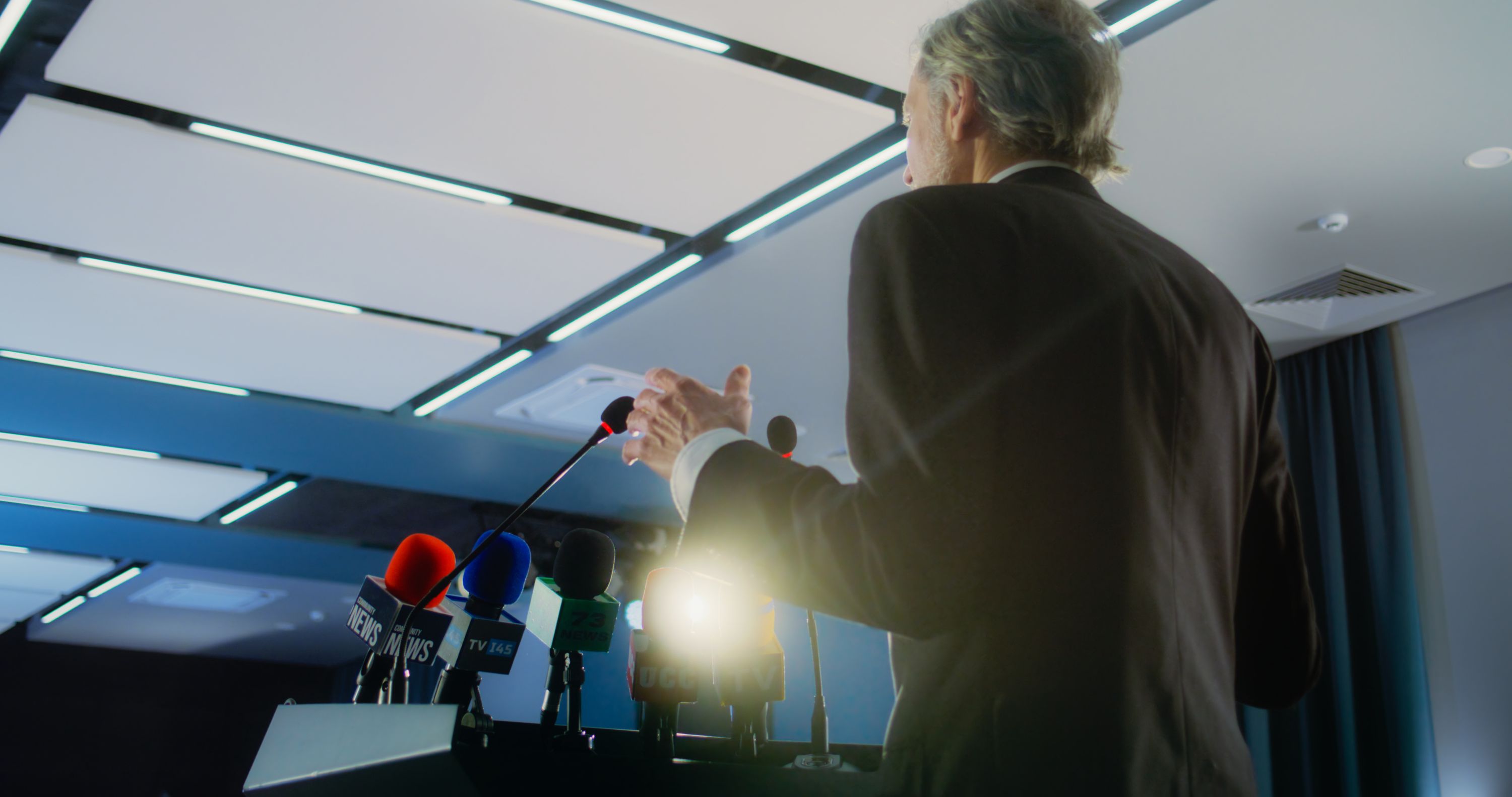 Zu einem guten Vortrag gehören Selbstvertrauen und klare Botschaften. (Bildquelle: iStock/EvgeniyShkolenko)