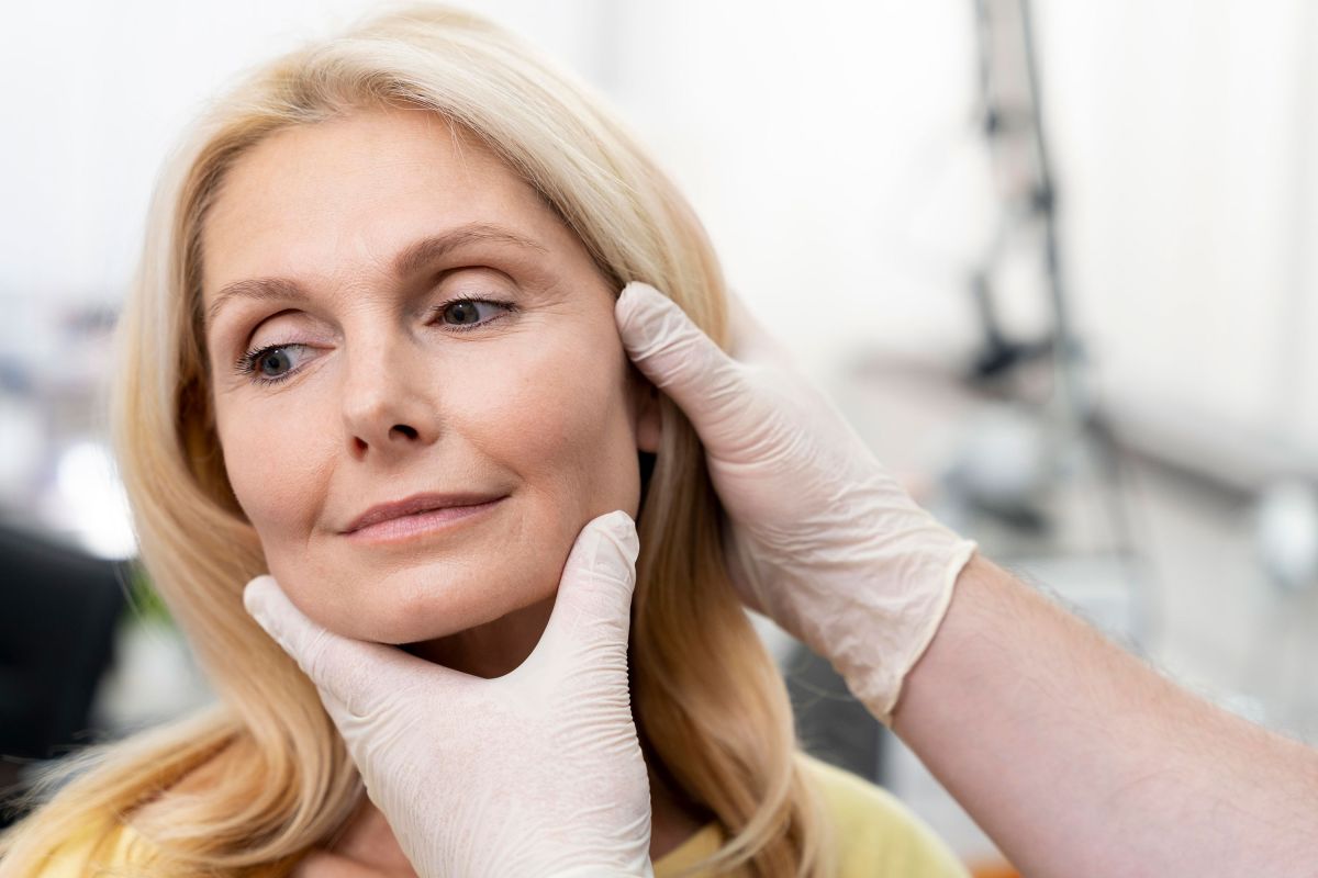 Gezielte Untersuchung des Kiefers vor der Botox-Behandlung bei Zähneknirschen (© FREEPIK)