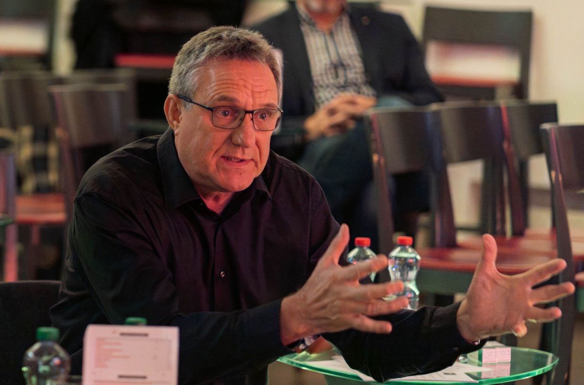 Mitreißendes Feedback beim Swiss Speaker Slam 2025 durch Juror Heinrich Kürzeder (© Lisa Boje GSA Chapter Schweiz)