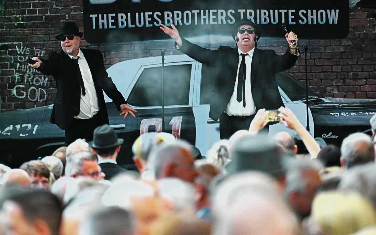 Big Blue - die Blues Brothers™ Tribute Show live auf der Bühne vor dicht gedrängtem Publikum (© @bigblue.show)
