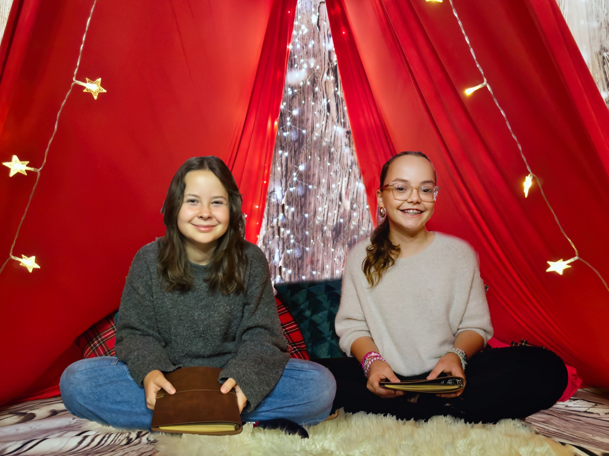 Anna Wilhelm (13) und Luisa von Zglinicki (14) lesen Geschichten für Kinder zur Adventszeit. (Die Bildrechte liegen bei dem Verfasser der Mitteilung.)