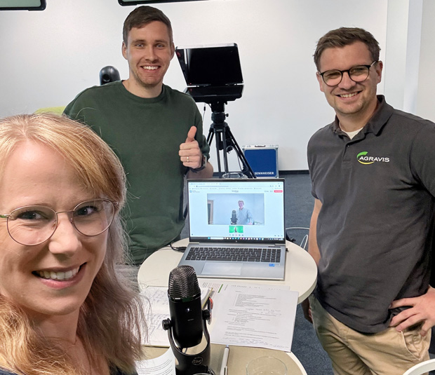 Moderatorin Janna Riering mit Yannick Stegemann und Matthias Oskamp (re.) im Aufnahme-Studio. (Die Bildrechte liegen bei dem Verfasser der Mitteilung.)