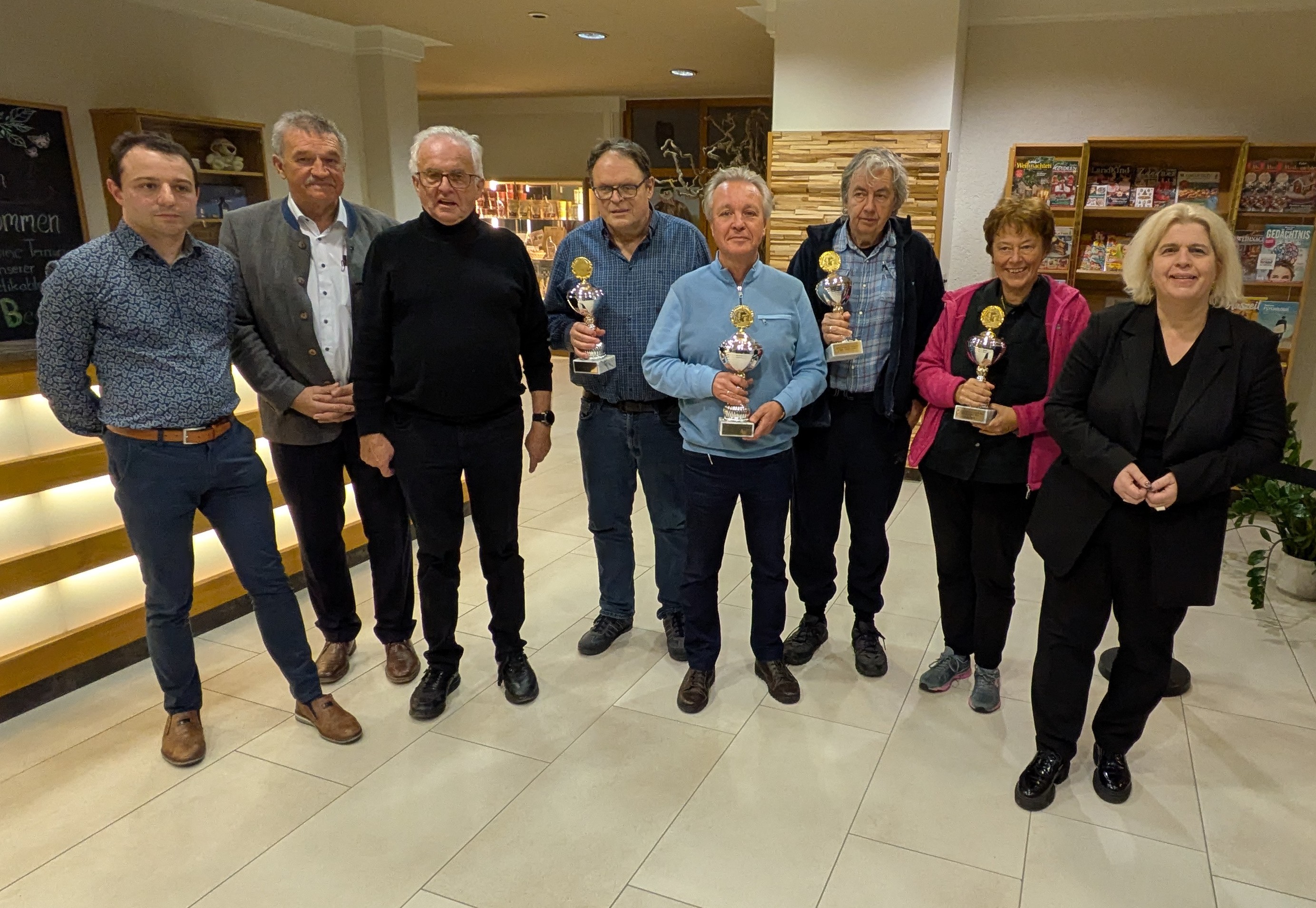 Siegehrung nach 250 Partien  beim 27. Jung-Senioren-Schach-Open im Aktivitalhotel in Bad Griesbach. (Bildquelle: Foto: Josef König @pressekoenig)