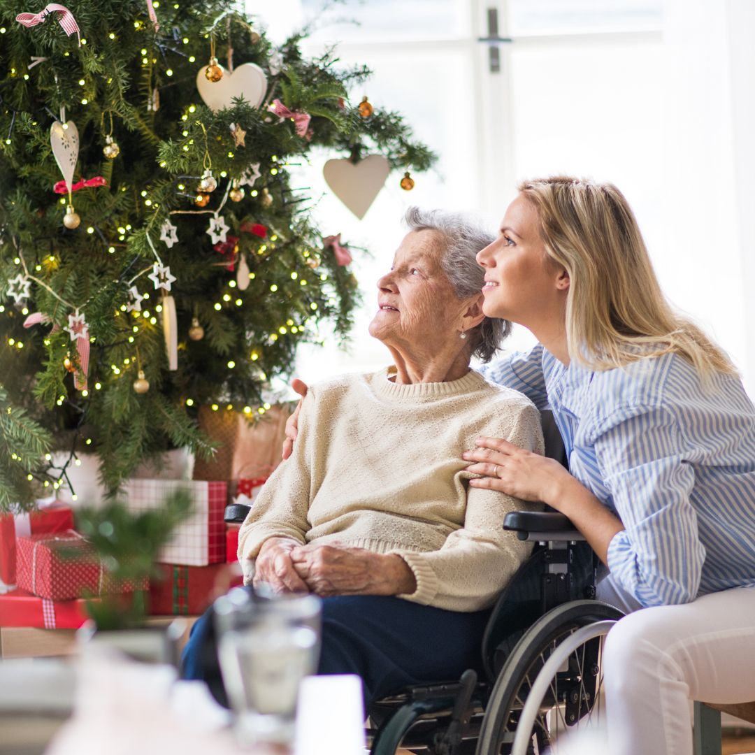 Vertraute Rituale geben Sicherheit: Seniorin mit Demenz und Angehörige am Weihnachtsbaum. (Die Bildrechte liegen bei dem Verfasser der Mitteilung.)