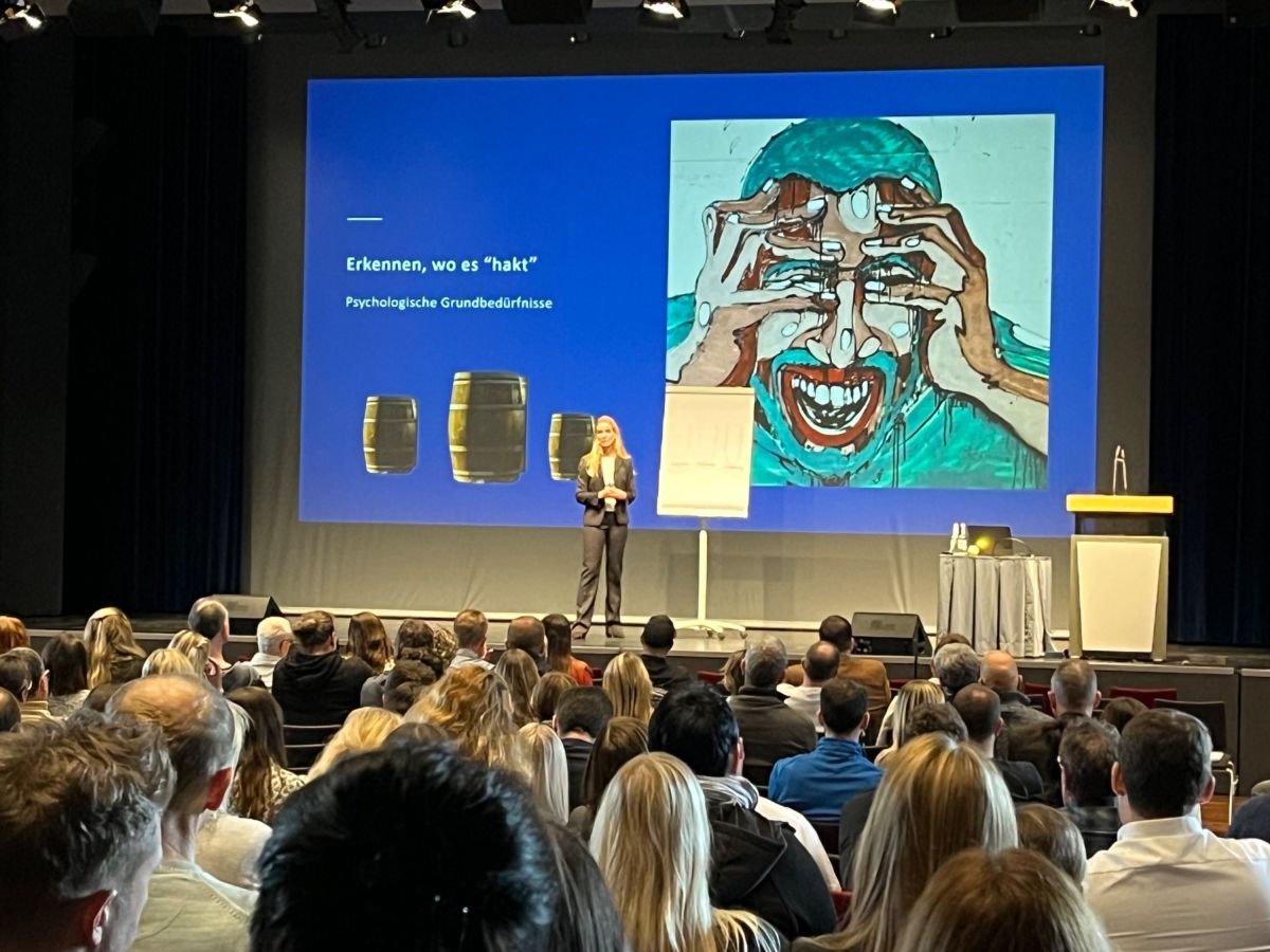 Vortrag Stadthalle Deggendorf Angela Barzen IHK Ausbildertag (© IHK Niederbayern)