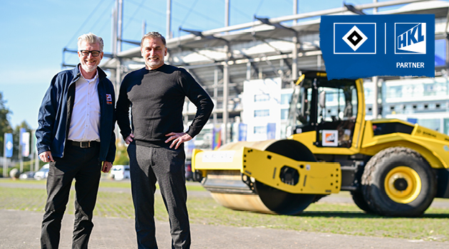 Ulf Böge, HKL Ressortleiter Unternehmenskommunikation (links im Bild) und HSV-Vorstand Stefan Kuntz. (Die Bildrechte liegen bei dem Verfasser der Mitteilung.)