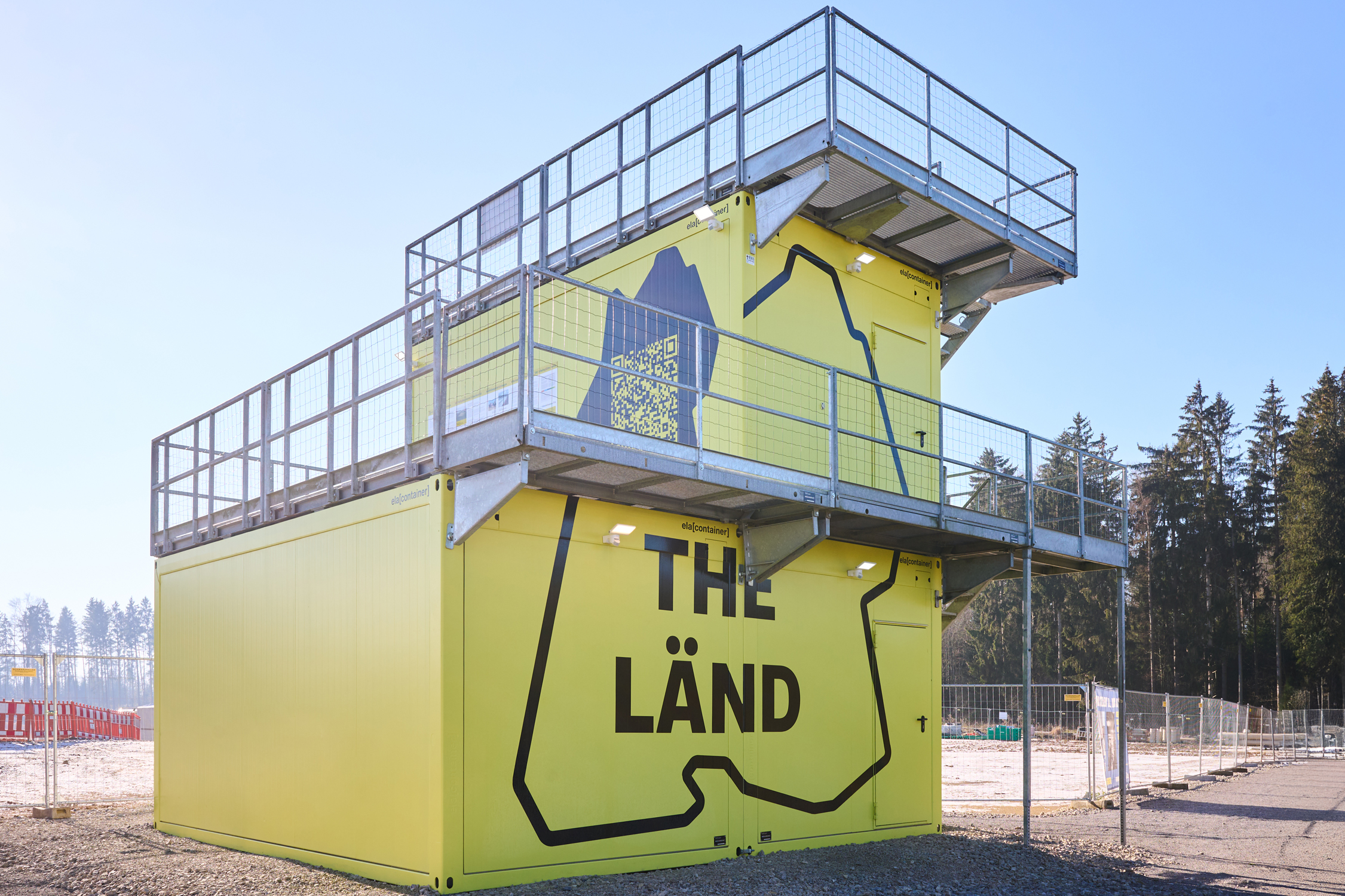 Die drei Meter breiten ELA Bürocontainer sind außen im Design der THE LÄND-Kampagne gestaltet.