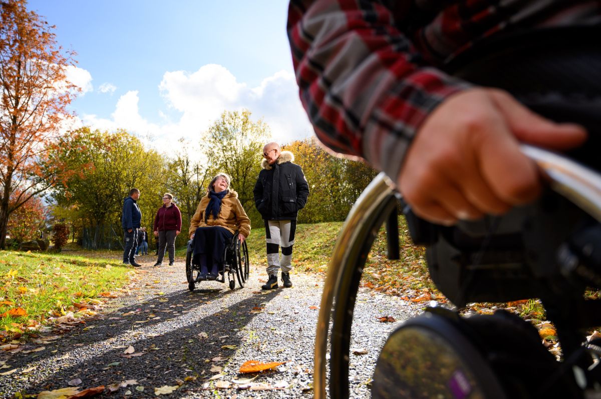 Ein Rollstuhl erweitert den Bewegungsradius und gibt Lebensqualität zurück (© AMSEL e.V. / Martin Stollberg)