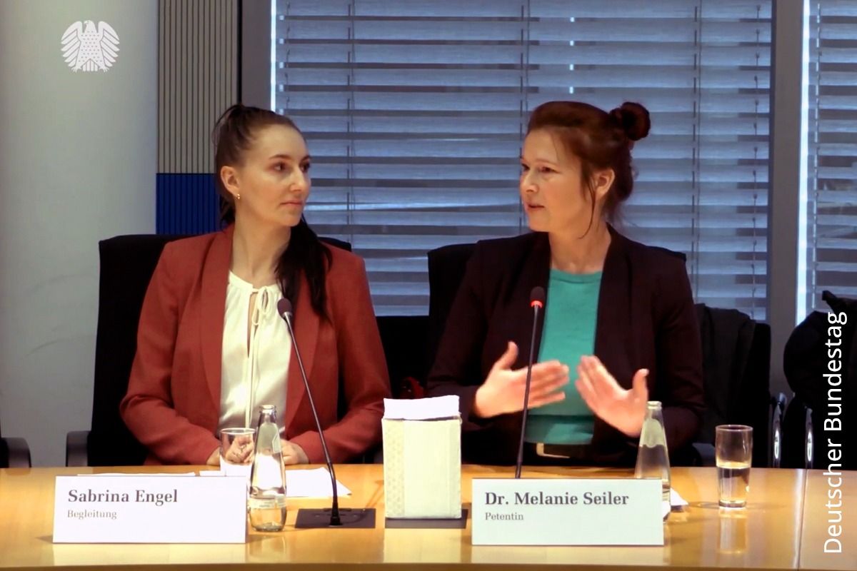 V.li.: Sabrina Engel (PETA) und Dr. Melanie Seiler (ÄgT) gestern im Petitionsausschuss (Quelle: Deutscher Bundestag)