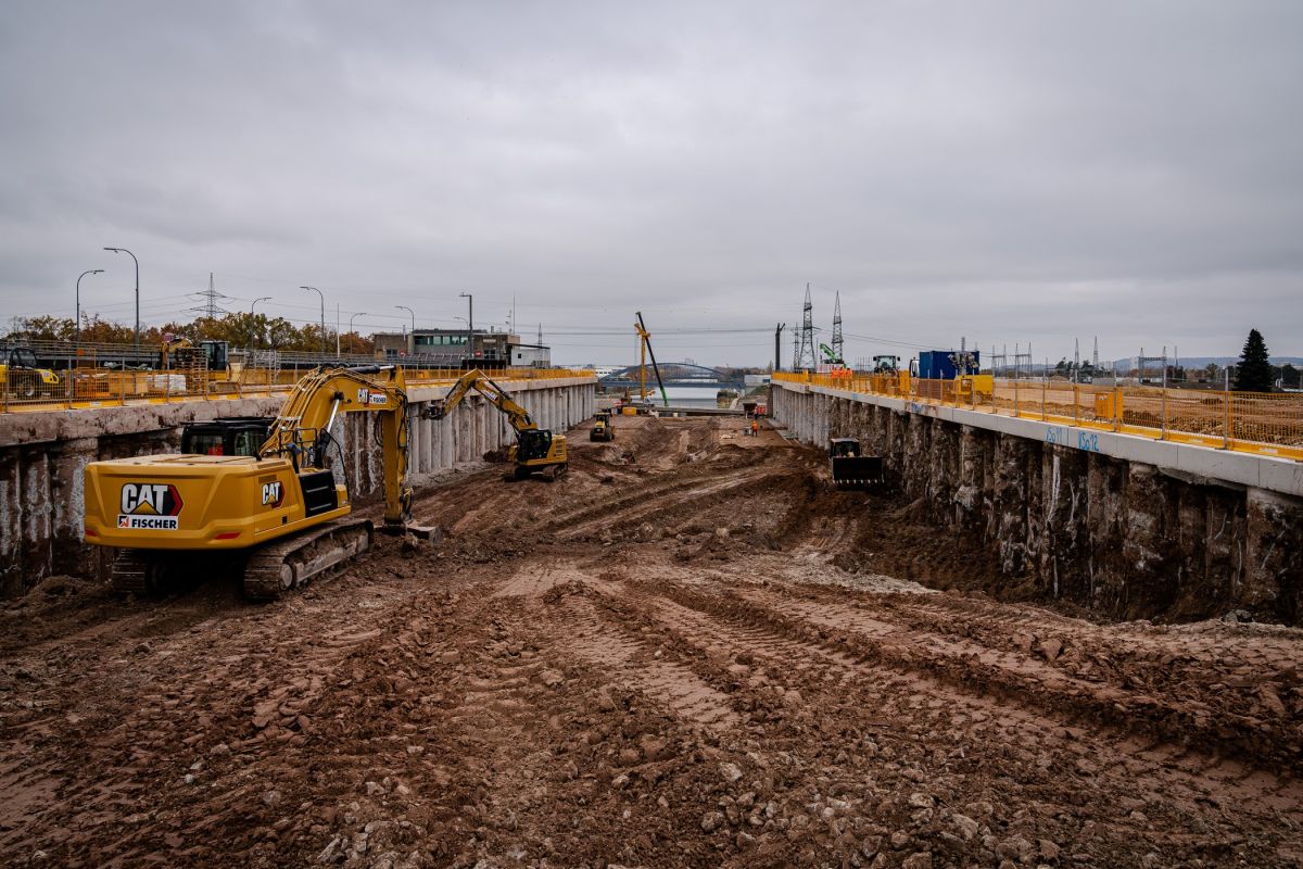 Erdarbeiten im Großformat an der Schleuse Kriegenbrunn (© FISCHER Weilheim)