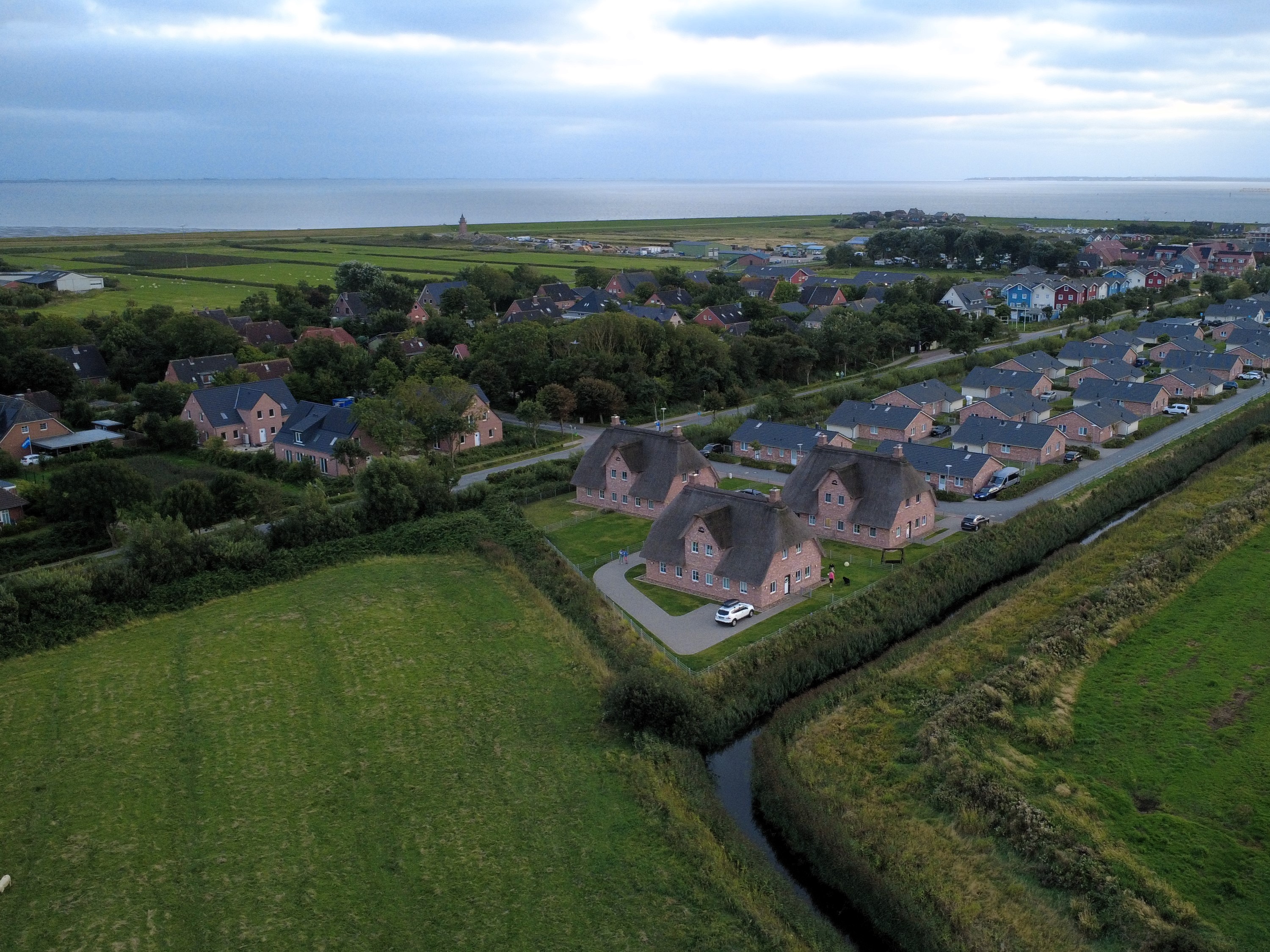 Das Ferienhausdorf von oben. (Die Bildrechte liegen bei dem Verfasser der Mitteilung.)
