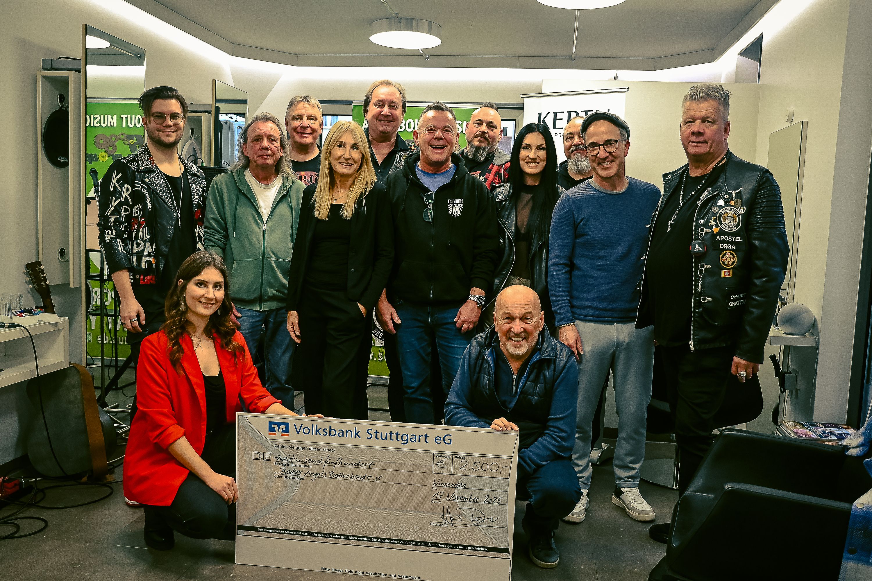 Gelungenes Charity-Event zugunsten der Barber Angels: Alle Beteiligten freuen sich mit Claus Niedermaier-Foto Hans-Martin Fischer