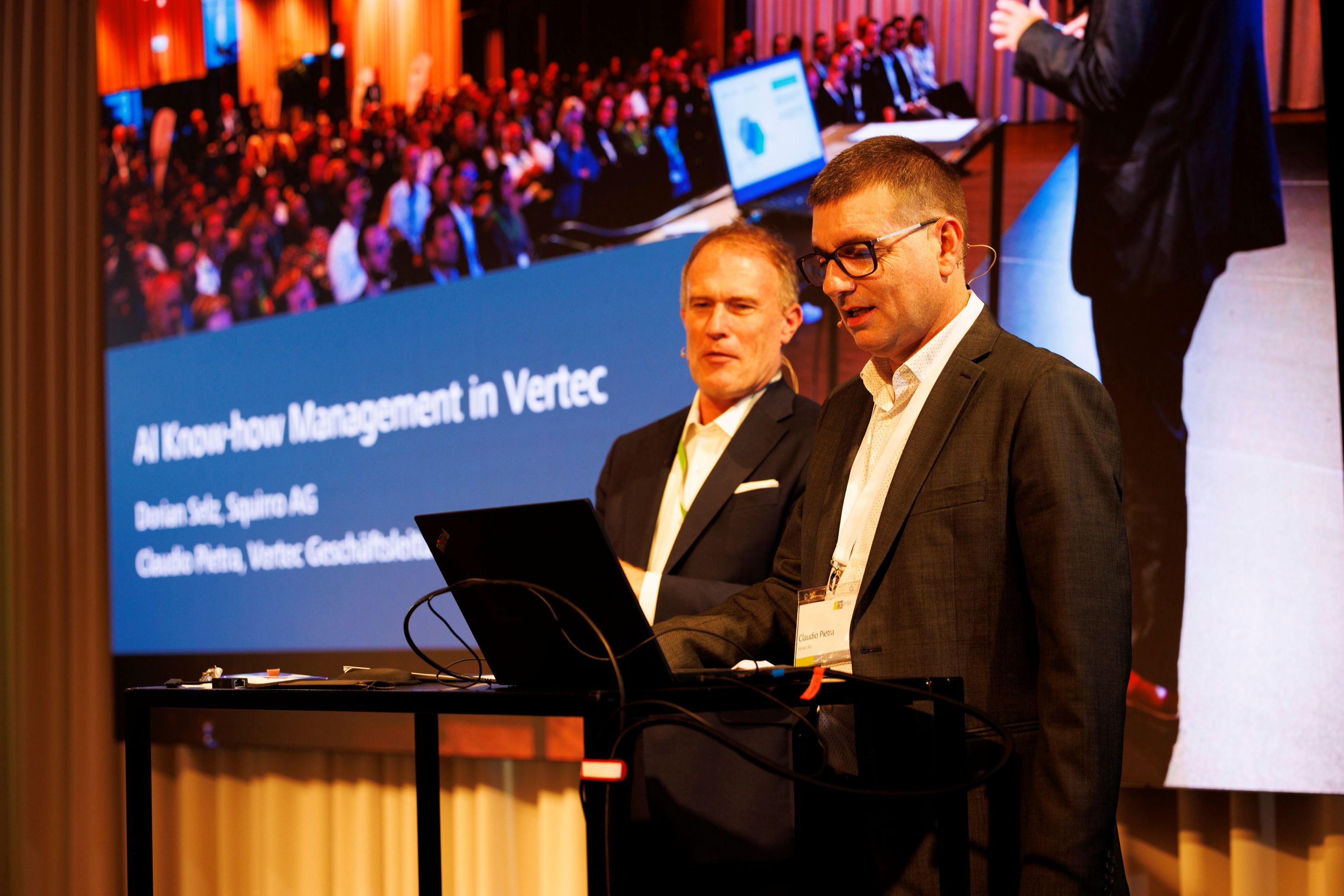 Von links: Dorian Selz, CEO und Mitbegründer von Squirro, und Claudio Pietra, Geschäftsführer von Ve (Die Bildrechte liegen bei dem Verfasser der Mitteilung.)