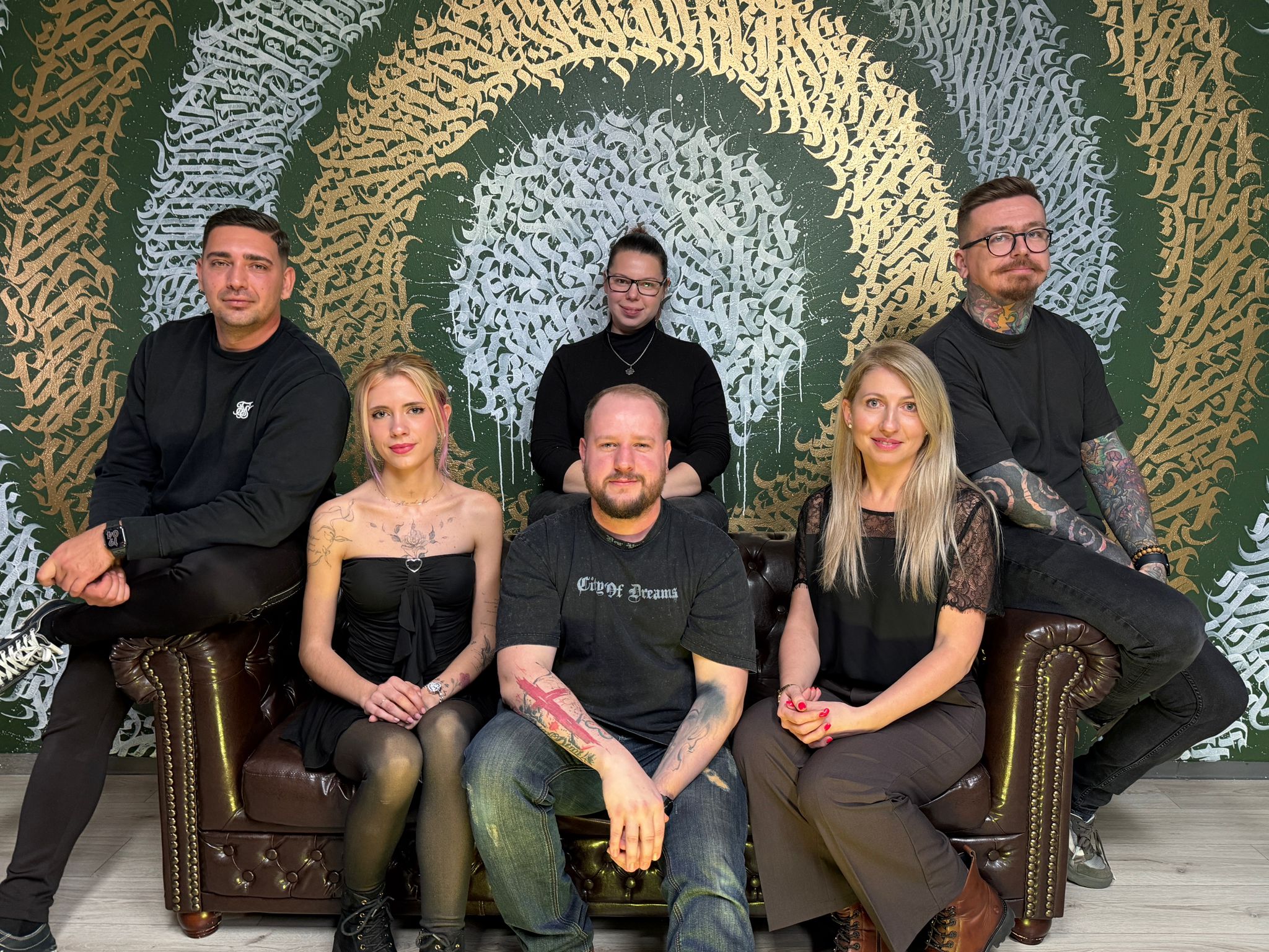 Old Dragon Ink Team Dinkeslbühl mit Inka, Jana, Ella, Mark, Ivan, Dimi Tattoo& Piercingstudio Dinke (Bildquelle: Old Dragon Ink)