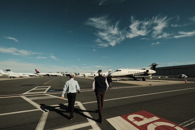 Ein moderner Business Jet auf dem Vorfeld eines Executive Terminals. (Bildquelle: @ Brandon Day)