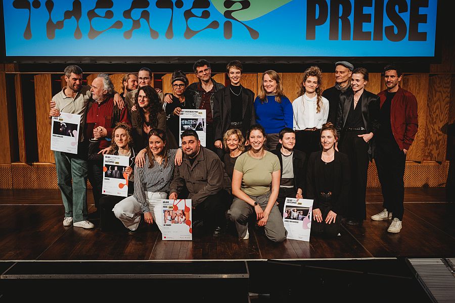 Kölner Tanz- und Theaterpreisverleihung 2025: Alle Gewinner*innen gemeinsam auf der Bühne. (Bildquelle:©Monika Tambour)