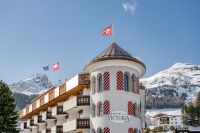 Ansicht des Turmhotels mit den verschneiten Bergen