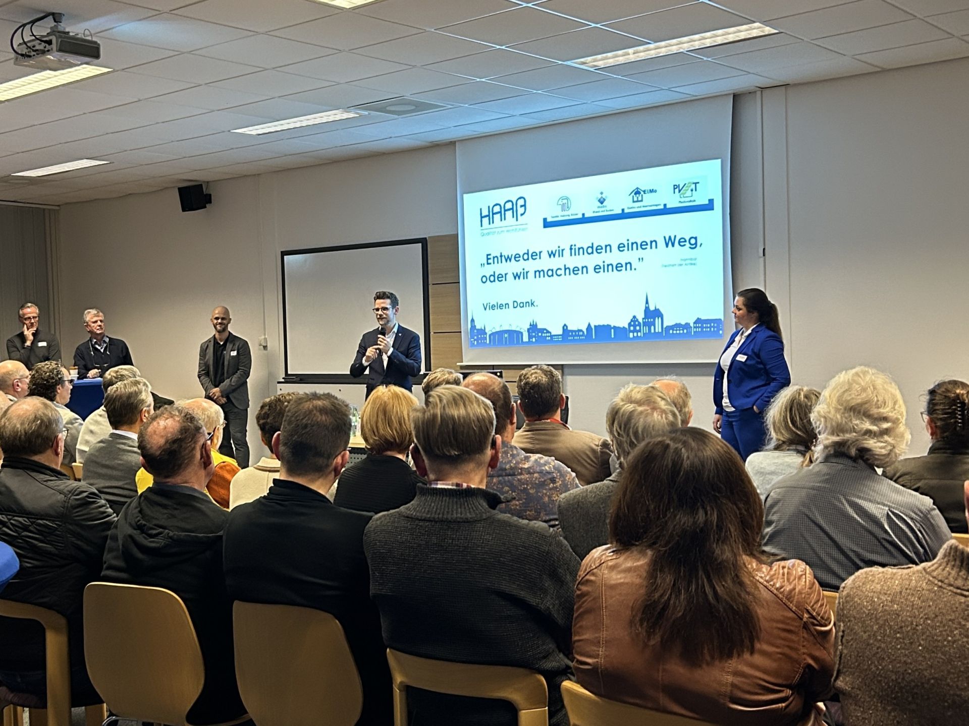 OB Felix Heinrichs, rechts neben ihm Kathrin de Blois – links von ihm Bernd Haaß. Rechte: Haaß