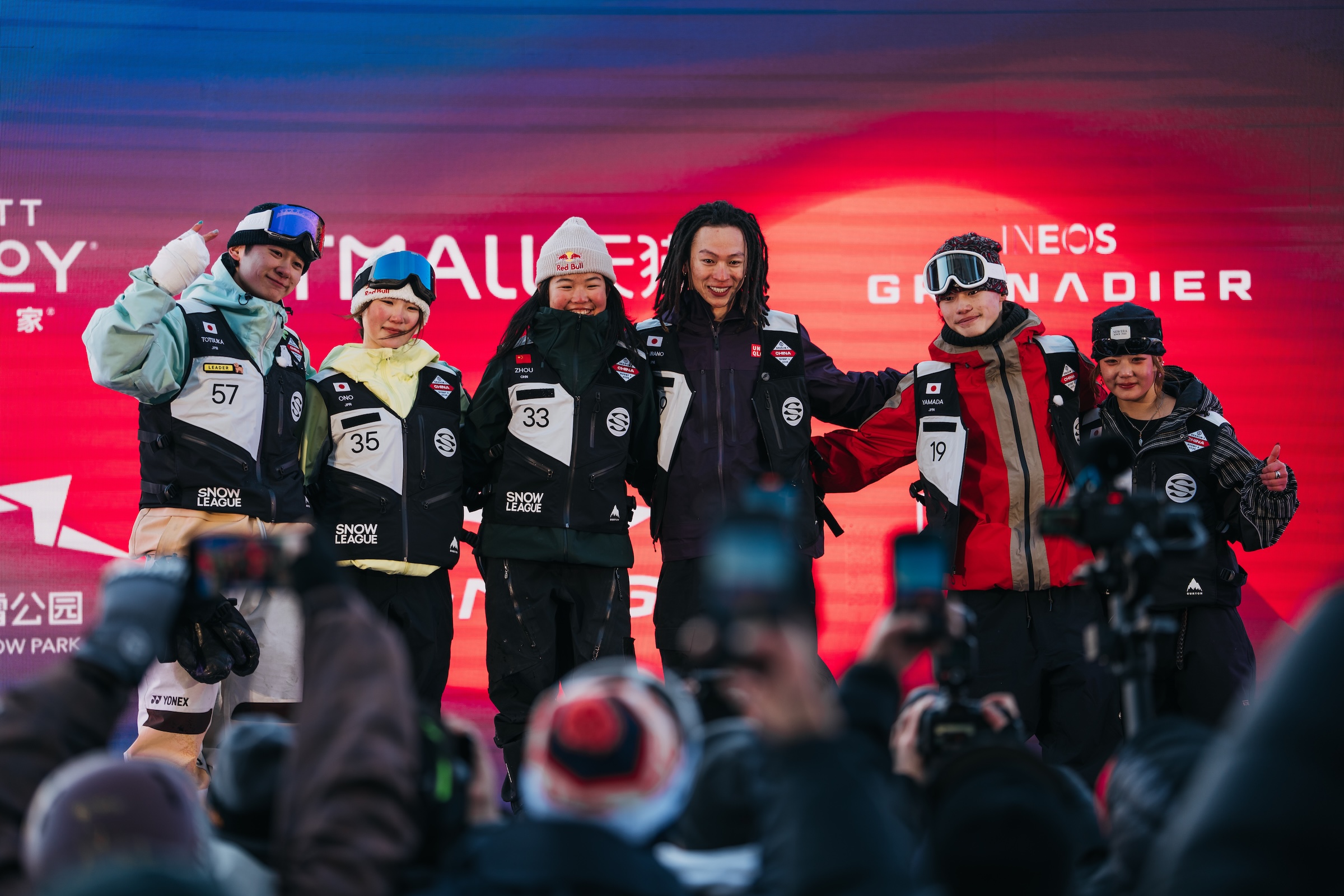 Podium Snowboard Halfpipe The Snow League China 2025, mittig die Sieger Patti Zhou und Ayumu Hirano (Die Bildrechte liegen bei dem Verfasser der Mitteilung.)