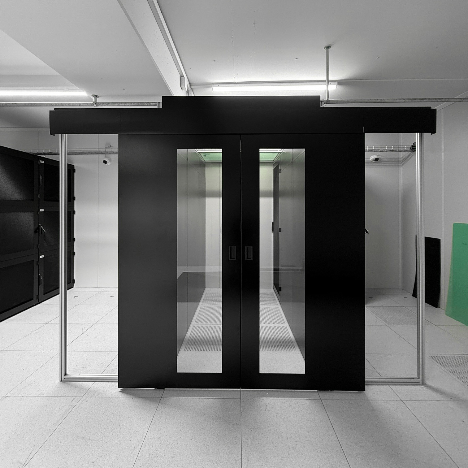 SupraNet AG modernisiert Rechenzentrumsfläche mit Kaltgangeinhausungen und Serverschränken.