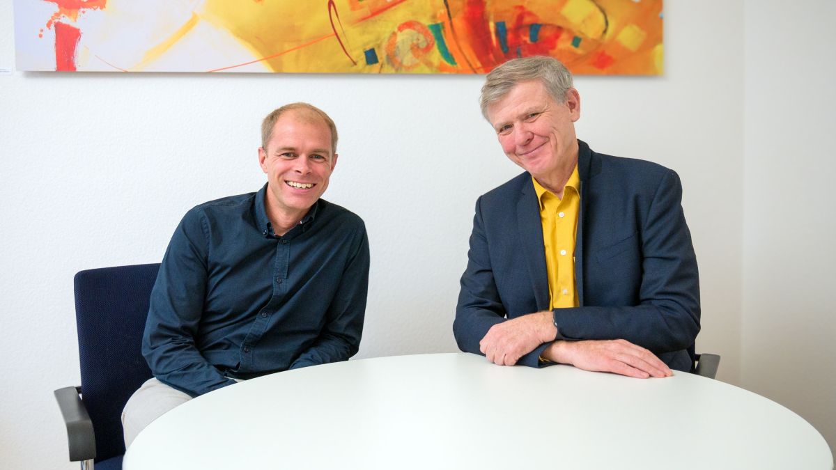 Kevin Walterschen und Melcher Franck, neuer und alter Geschäftsführer der Kur + Reha GmbH (© Kur + Reha GmbH)