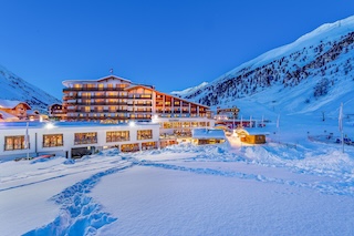 Winterliche Außenansicht bei Nacht (Hochfirst)