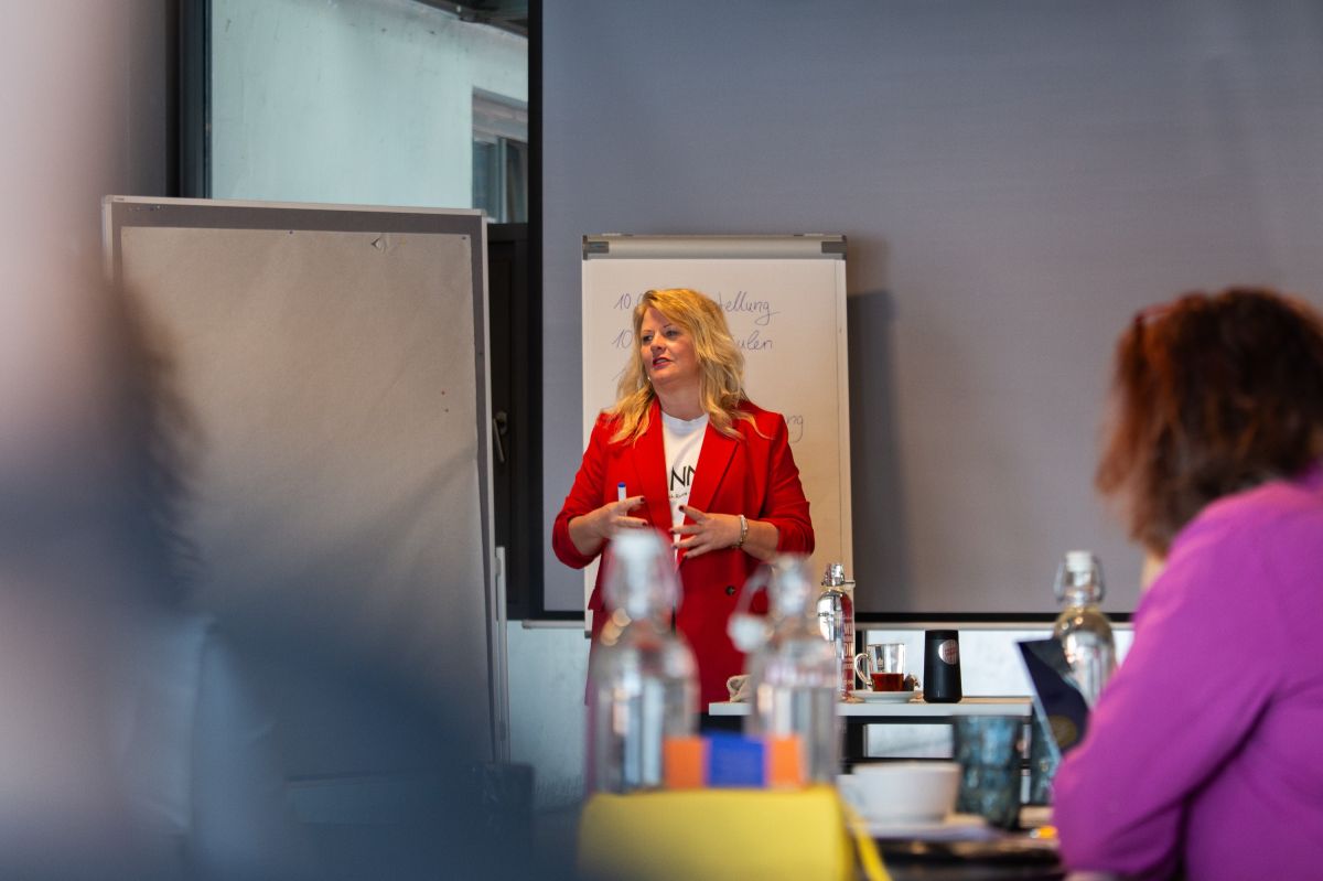 Wie KI sinnvoll genutzt wird, zeigt Mirjam Saeger den TeilnehmerInnen ihres Seminars  (© Mirjam Saeger - Sonja Saeger)