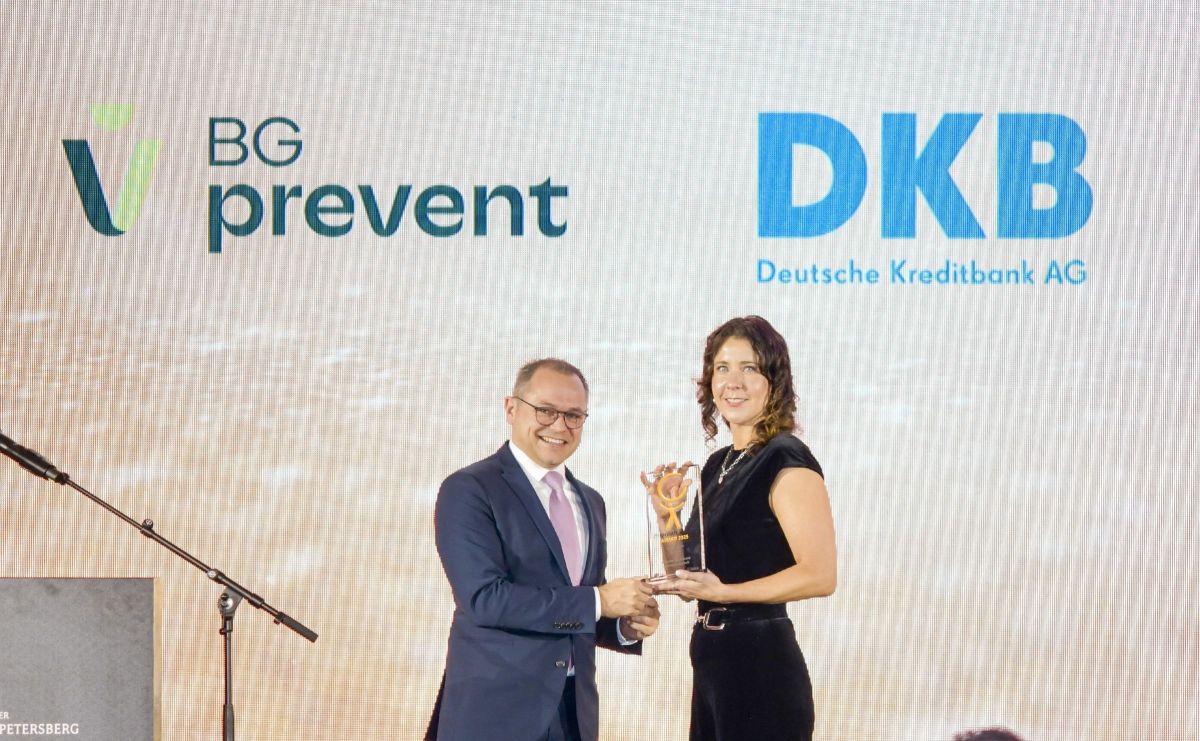 Prof. Dr. Thomas Auhuber (BG prevent) übergibt den Pokal an Anja Speer (DKB).  (© EUPD/Wenski)