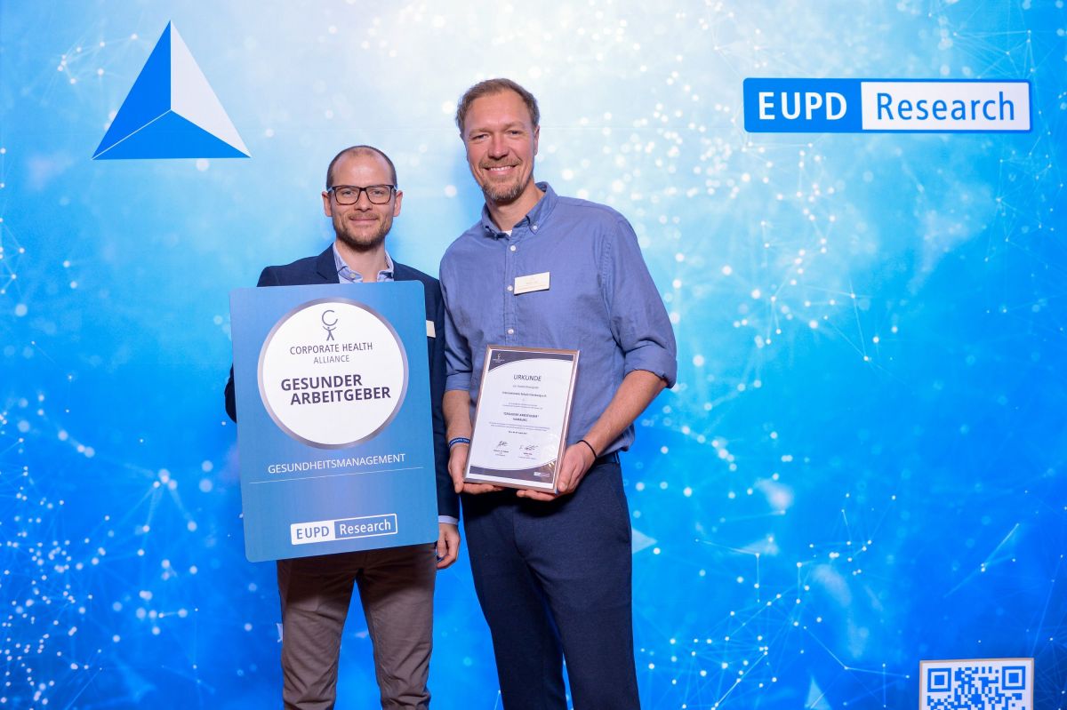 v.l.n.r.: Joshua Baaken (EUPD Group) und Stefan Lang (ISH)  (© EUPD/Wenski)
