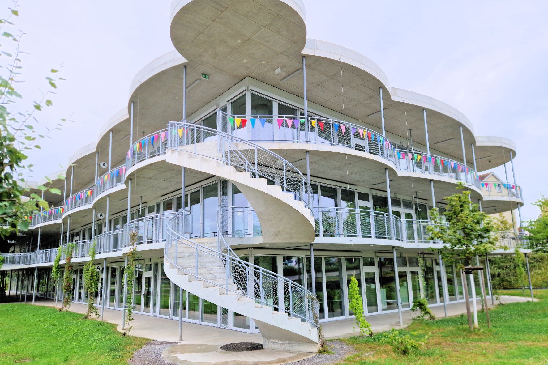 Schulhaus Wallrüti in Winterthur: für die rutschigen Laubengänge aus Beton wurde Abhilfe geschaffen (Bildquelle: SWISSGRIP)